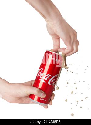 MOSCOU, RUSSIE - 13 avril 2020 : ouverture de Coca-Cola CAN avec des mains éclaboussement isolées sur un fond blanc Banque D'Images