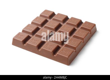 RUSSIE, MOSCOU - 4 juin 2020 : barre de chocolat au lait Ritter Sport.Barre de chocolat Ritter Sport fabriquée par Alfred Ritter GmbH & Co. Isolée sur un dos blanc Banque D'Images