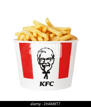 Moscou, Russie - 16 juillet 2020 : beaucoup de frites KFC dans un seau de KFC (Kentucky Fried Chicken).Isolé sur un fond blanc. Banque D'Images