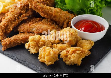 Poulet frit avec frites et nuggets.Avec ketchup. Banque D'Images