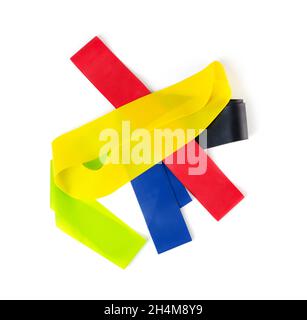 Élastiques en caoutchouc multicolores pour une forme physique isolée sur un fond blanc.Un ensemble de bandes de caoutchouc de différentes couleurs - jaune, vert, rouge, bleu an Banque D'Images