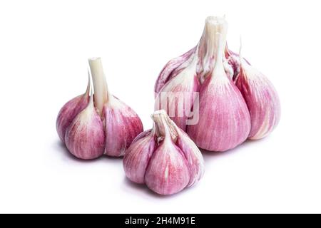Bulbes d'ail frais isolés sur blanc Banque D'Images