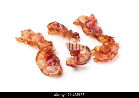 Tranches de bacon cuites sur fond blanc Banque D'Images