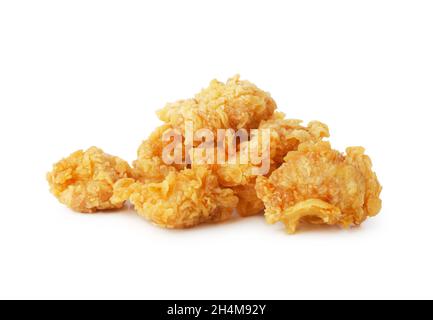 Poulet au pop-corn pané frit isolé sur fond blanc Banque D'Images