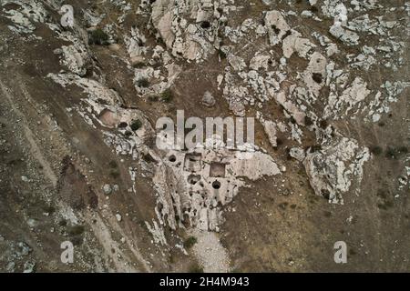 Une vue aérienne de la presse à vins découverte de 2,700 ans fouillée au pied d'une montagne.Des érudits kurdes de la Direction des Antiquités de Duhok, en coopération avec l'Université italienne d'Udine, ont découvert 14 presse à vins datant de plus de 2,700 ans, près du village de Khinis dans le gouvernorat de Duhok,Région du Kurdistan d'Irak et on croit que ces presses sont la plus ancienne presse à vin dans le nord de la Mésopotamie, elle remonte au règne du roi assyrien Sargon II et de son fils Sennacherib.(Photo d'Ismael Adnan/SOPA Images/Sipa USA) Banque D'Images