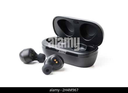 Ecouteurs Bluetooth sans fil noir avec charge sans contact, isolés en gros plan sur un fond blanc Banque D'Images