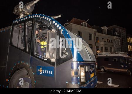 La Haye, pays-Bas.02 novembre 2021.Un canon à eau vu pendant la manifestation.la police a arrêté treize personnes lors d'une manifestation anti-corona, alors que de nouvelles mesures Covid 19 ont été annoncées par le Premier ministre néerlandais sortant, Mark Rutte.Quelques centaines de personnes se sont rassemblées à l'extérieur du «Ministère de la justice et de la sécurité» sur le Turfmarkt, avec le bruit assourdissant des sifflets, des cris, de la musique, le claquement de casseroles et de tambours, et les feux et les torches rouges projetés occasionnellement.Crédit : SOPA Images Limited/Alamy Live News Banque D'Images