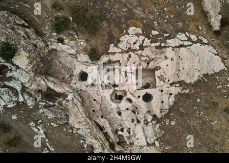 Une vue aérienne de la presse à vins découverte de 2,700 ans fouillée au pied d'une montagne.Des érudits kurdes de la Direction des Antiquités de Duhok, en coopération avec l'Université italienne d'Udine, ont découvert 14 presse à vins datant de plus de 2,700 ans, près du village de Khinis dans le gouvernorat de Duhok,Région du Kurdistan d'Irak et on croit que ces presses sont la plus ancienne presse à vin dans le nord de la Mésopotamie, elle remonte au règne du roi assyrien Sargon II et de son fils Sennacherib.(Photo d'Ismael Adnan/SOPA Images/Sipa USA) Banque D'Images