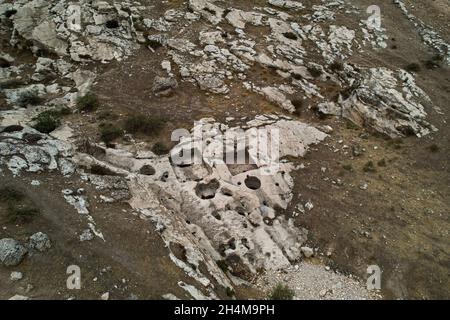 Une vue aérienne de la presse à vins découverte de 2,700 ans fouillée au pied d'une montagne.Des érudits kurdes de la Direction des Antiquités de Duhok, en coopération avec l'Université italienne d'Udine, ont découvert 14 presse à vins datant de plus de 2,700 ans, près du village de Khinis dans le gouvernorat de Duhok,Région du Kurdistan d'Irak et on croit que ces presses sont la plus ancienne presse à vin dans le nord de la Mésopotamie, elle remonte au règne du roi assyrien Sargon II et de son fils Sennacherib.(Photo d'Ismael Adnan/SOPA Images/Sipa USA) Banque D'Images