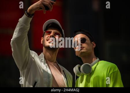 Deux amis masculins prennent des selfies avec des lunettes de soleil Banque D'Images