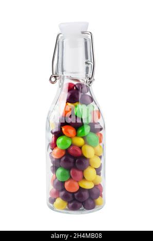 Pot en verre rempli de bonbons colorés avec isolation sur fond blanc avec passe-cheveux Banque D'Images