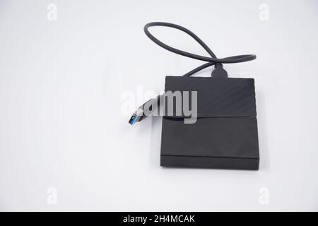 Disque dur externe noir pour le stockage et la sécurité des données - isolé sur fond blanc Banque D'Images