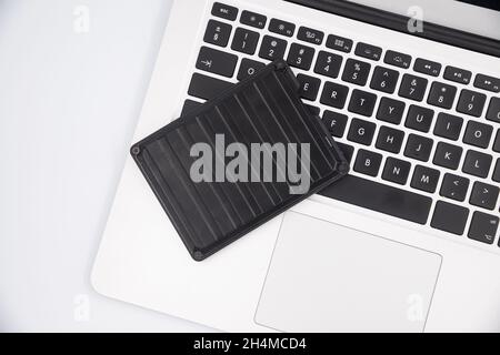 Un disque dur USB externe isolé sur un fond blanc.Disques durs externes et lecteurs flash.Disque dur externe pour la connexion à l'ordinateur portable, Banque D'Images
