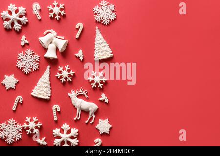 Composition de Noël avec flocons de neige blancs moule de forme différente pour bricoler sur fond rouge.Carte de vœux du nouvel an ou du joyeux Noël.Vacances de Noël. Banque D'Images