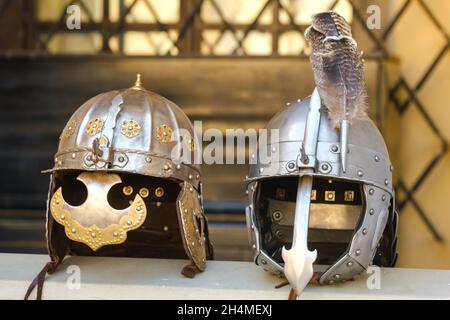 Deux casques de chevalier sont couchés sur la surface.concept médiéval. Banque D'Images