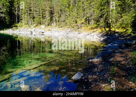 Lac pittoresque vert émeraude près du lac Eibsee au pied de la montagne Zugspitze en Bavière (Allemagne) Banque D'Images