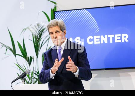 John Kerry, l'envoyé spécial des États-Unis pour le climat, s'exprime au pavillon du Centre des États-Unis au cours de la quatrième journée de la Conférence des Nations Unies sur les changements climatiques de la COP26, tenue par la CCNUCC à l'intérieur du lieu de la COP26 - Scottish Event Campus à Glasgow, en Écosse, le 3 novembre 2021.La COP26, qui se déroulera du 31 octobre au 12 novembre à Glasgow, sera la conférence climatique la plus importante depuis le sommet de Paris en 2015, car les nations devraient fixer de nouveaux objectifs d'émissions de gaz à effet de serre afin de ralentir le réchauffement climatique et de raffermir d'autres engagements clés.(Photo par Dominika Zarzycka/Sipa USA) Banque D'Images