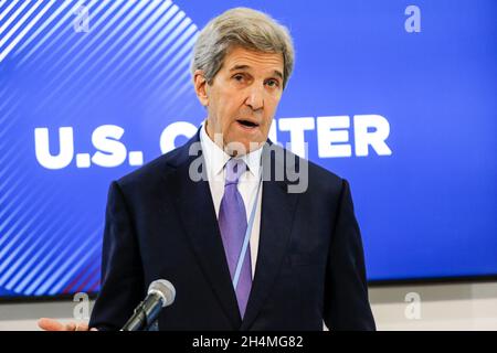 John Kerry, l'envoyé spécial des États-Unis pour le climat, s'exprime au pavillon du Centre des États-Unis au cours de la quatrième journée de la Conférence des Nations Unies sur les changements climatiques de la COP26, tenue par la CCNUCC à l'intérieur du lieu de la COP26 - Scottish Event Campus à Glasgow, en Écosse, le 3 novembre 2021.La COP26, qui se déroulera du 31 octobre au 12 novembre à Glasgow, sera la conférence climatique la plus importante depuis le sommet de Paris en 2015, car les nations devraient fixer de nouveaux objectifs d'émissions de gaz à effet de serre afin de ralentir le réchauffement climatique et de raffermir d'autres engagements clés.(Photo par Dominika Zarzycka/Sipa USA) Banque D'Images