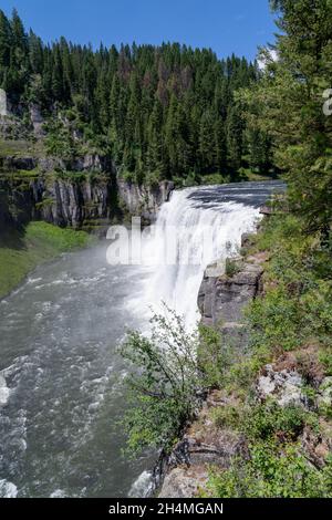 Chutes d'eau Upper Mesa Falls en Idaho pendant l'été Banque D'Images