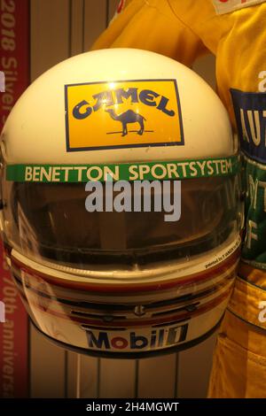 Casque Benetton Camel Racing F1 à Silverstone Experience Northamptonshire UK SportSystems Mobil 1 visière crash casque Camel sticker couleur Banque D'Images