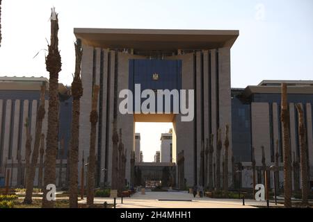 Nouvelle capitale administrative, Égypte.3 novembre 2021.Photo prise le 3 novembre 2021 montre le nouveau bâtiment du ministère égyptien de la Justice dans la nouvelle capitale administrative de l'Égypte, à environ 50 km à l'est du Caire, en Égypte.Le président égyptien Abdel-Fattah al-Sissi a demandé mercredi au gouvernement égyptien de déplacer ses bureaux vers une nouvelle capitale administrative, a déclaré le bureau de la présidence dans une déclaration.Credit: Ahmed Gomaa/Xinhua/Alamy Live News Banque D'Images