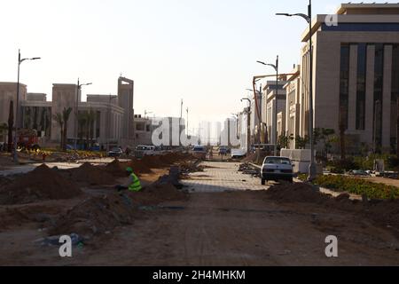 Nouvelle capitale administrative, Égypte.3 novembre 2021.Photo prise le 3 novembre 2021 montre des bâtiments gouvernementaux égyptiens en construction dans la nouvelle capitale administrative de l'Égypte, à environ 50 km à l'est du Caire, en Égypte.Le président égyptien Abdel-Fattah al-Sissi a demandé mercredi au gouvernement égyptien de déplacer ses bureaux vers une nouvelle capitale administrative, a déclaré le bureau de la présidence dans une déclaration.Credit: Ahmed Gomaa/Xinhua/Alamy Live News Banque D'Images