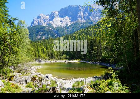 Lac pittoresque vert émeraude près du lac Eibsee au pied de la montagne Zugspitze en Bavière (Allemagne) Banque D'Images