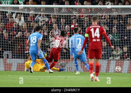 Liverpool, Royaume-Uni.03ème novembre 2021.Sadio Mane de Liverpool (10) marque ses équipes 2e but .UEFA Champions League, groupe B match, Liverpool v Atletico Madrid au stade Anfield de Liverpool le mercredi 3 novembre 2021. Cette image ne peut être utilisée qu'à des fins éditoriales.Utilisation éditoriale uniquement, licence requise pour une utilisation commerciale.Aucune utilisation dans les Paris, les jeux ou les publications d'un seul club/ligue/joueur. photo par Chris Stading/Andrew Orchard sports Photography/Alamy Live News crédit: Andrew Orchard sports Photography/Alamy Live News Banque D'Images