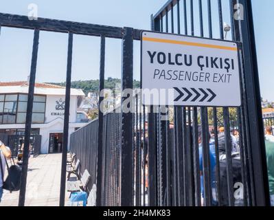 Kinaliada, Istanbul, Turquie - 07.30.2021: Panneau de sortie passager pour les visiteurs dans le quai du terminal de ferry dans une chaude journée ensoleillée d'été pour le voyage tran Banque D'Images