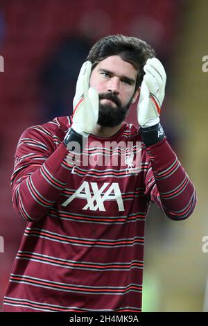 Liverpool, Royaume-Uni.03ème novembre 2021.Gardien de but de Liverpool Alisson Becker pendant l'échauffement.UEFA Champions League, groupe B match, Liverpool v Atletico Madrid au stade Anfield de Liverpool le mercredi 3 novembre 2021. Cette image ne peut être utilisée qu'à des fins éditoriales.Utilisation éditoriale uniquement, licence requise pour une utilisation commerciale.Aucune utilisation dans les Paris, les jeux ou les publications d'un seul club/ligue/joueur. photo par Chris Stading/Andrew Orchard sports Photography/Alamy Live News crédit: Andrew Orchard sports Photography/Alamy Live News Banque D'Images