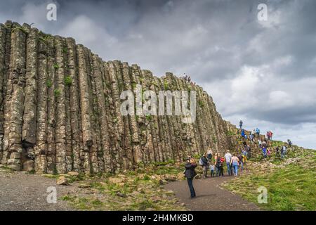 Bushmills, Irlande du Nord, août 2019 touristes photographiant la formation de roche hexagonale à Giants Causeway, Wild Atlantic Way et patrimoine mondial de l'UNESCO Banque D'Images