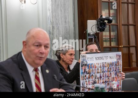 Nadia Milleron, au centre, la mère de Samya Rose Stumo tient un panneau avec des photos des victimes du vol 302 d'Ethiopian Airlines, tandis que Steve Dickson, administrateur, Administration fédérale de l'aviation, à gauche,Comparaît devant une audience du Comité sénatorial sur le commerce, les sciences et les transports pour examiner la mise en œuvre de la réforme de la sécurité aérienne, dans l'édifice du bureau du Sénat Russell à Washington, DC, le mercredi 3 novembre 2021.Samya Rose Stumo était à bord du vol 302 d'Ethiopian Airlines le 10 mars 2019, lorsque le Boeing 737 MAX 8 s'est écrasé près de la ville de Bishoftu six minutes après le décollage, tuer Banque D'Images