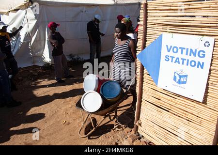 Pretoria, Afrique du Sud.11 janvier 2021.Les élections municipales de 2021 en Afrique du Sud se tiennent le 1er novembre 2021 pour élire les conseils de toutes les municipalités de district, métropolitaines et locales dans chacune des neuf provinces du pays.Il s'agit de la sixième élection municipale qui s'est tenue en Afrique du Sud depuis la fin de l'apartheid en 1994, tous les cinq ans.Un résident de la colonie informelle Mooiplus qui va chercher de l'eau le jour du vote.1er novembre 2021.(Photo de Manash Das/Sipa USA) crédit: SIPA USA/Alay Live News Banque D'Images