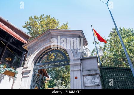 Beyoglu, Istanbul, Turquie - 08.03.2021: Porte d'entrée du cimetière historique de l'église grecque orthodoxe de Rhum d'Ayia Triada avec des arbres construits en 1880 à Taksim fo Banque D'Images