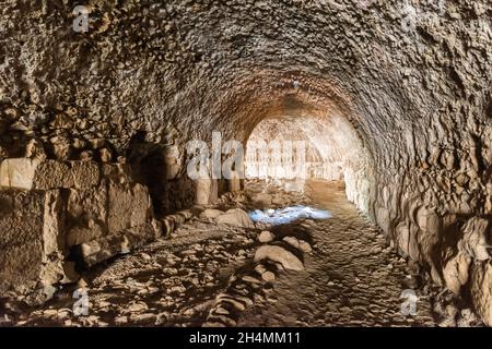 Un tunnel, connu sous le nom de pont Nysa, est un pont romain impérial tardif au-dessus du ruisseau Cakircak dans la ville antique de Nysa dans la province d'Aydin en Turquie.C'était Banque D'Images