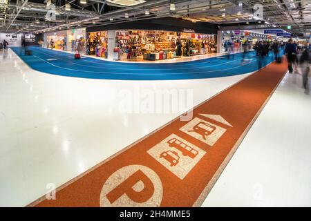 tokyo, japon - décembre 06 2019 : symboles d'icônes indiquant la direction du train, du bus, des taxis et du stationnement sur le sol de l'aéroport international de Narita Banque D'Images