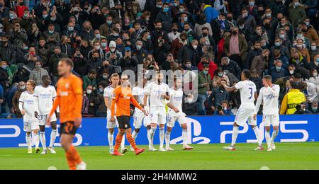 Estadio Santiago Bernabeu, Madrid, Espagne.3 novembre 2021.ECL Champions League football, Real Madrid CF versus FK Shakhtar Donetsk; les joueurs du Real Madrid célèbrent le 1-0 marqué par Benzema dans la 14e minute crédit: Action plus Sports/Alamy Live News Banque D'Images