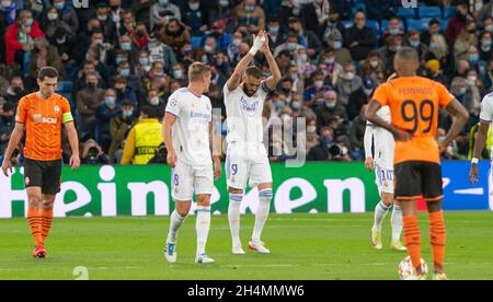 Estadio Santiago Bernabeu, Madrid, Espagne.3 novembre 2021.ECL Champions League football, Real Madrid CF versus FK Shakhtar Donetsk; Benzema célèbre son but pour 1-0 dans la 14e minute Credit: Action plus Sports/Alamy Live News Banque D'Images