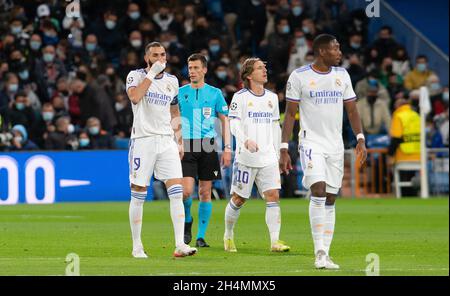 Estadio Santiago Bernabeu, Madrid, Espagne.3 novembre 2021.ECL Champions League football, Real Madrid CF versus FK Shakhtar Donetsk; Benzema célèbre son but pour 1-0 dans la 14e minute Credit: Action plus Sports/Alamy Live News Banque D'Images