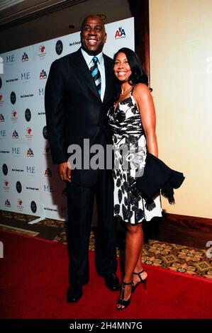 (G-D) l'ancien joueur de la NBA Earvin 'Magic' Johnson et Earlita 'cookie' Kelly assistent aux arrivées de tapis rouge pour le 29e gala annuel du Don de vie au Century Plaza Hotel le 18 mai 2008 à Los Angeles, Californie.Crédit: Jared Milgrim/l'accès photo Banque D'Images