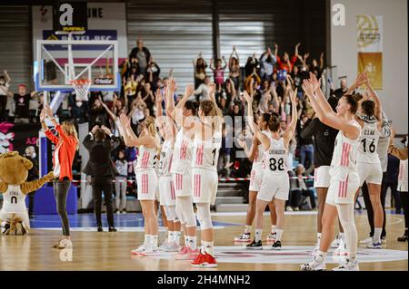 Lyon, France.03ème novembre 2021.Lyon, France, 3 novembre 2021 l'équipe de LDLC ASVEL célèbre après le match de la Womens Eurocup entre LDLC ASVEL Feminin et Movistar Estudiantes à Mado Bonnet Arena à Lyon, France.Lyubomir Domozetski/SPP crédit: SPP Sport Press photo./Alamy Live News Banque D'Images