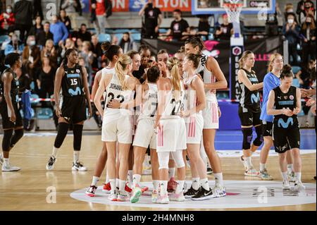 Lyon, France.03ème novembre 2021.Lyon, France, 3 novembre 2021 l'équipe de LDLC ASVEL célèbre après le match de la Womens Eurocup entre LDLC ASVEL Feminin et Movistar Estudiantes à Mado Bonnet Arena à Lyon, France.Lyubomir Domozetski/SPP crédit: SPP Sport Press photo./Alamy Live News Banque D'Images