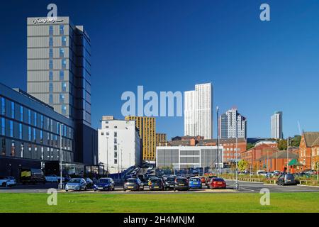 Royaume-Uni, West Yorkshire, Leeds, Hampton by Hilton Hotel et gratte-ciel de la ville Banque D'Images