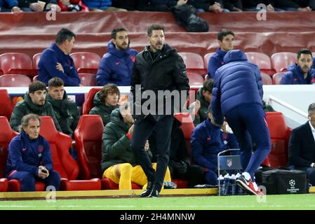 Liverpool, Royaume-Uni.03ème novembre 2021.Diego Simeone, directeur de l'Atletico Madrid, regarde la Ligue des champions de l'UEFA, match du groupe B, Liverpool v Atletico Madrid au stade Anfield de Liverpool le mercredi 3 novembre 2021. Cette image ne peut être utilisée qu'à des fins éditoriales.Utilisation éditoriale uniquement, licence requise pour une utilisation commerciale.Aucune utilisation dans les Paris, les jeux ou les publications d'un seul club/ligue/joueur. photo par Chris Stading/Andrew Orchard sports Photography/Alamy Live News crédit: Andrew Orchard sports Photography/Alamy Live News Banque D'Images