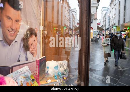 Ljubljana, Slovénie.3 novembre 2021.Des personnes portant un masque facial marchent dans une rue à Ljubljana, en Slovénie, le 3 novembre 2021.La Slovénie a enregistré mardi 3,456 nouveaux cas de COVID-19, contre 1,136 infections la veille, a déclaré l'Institut national de santé publique mercredi.Crédit: Peng Lijun/Xinhua/Alay Live News Banque D'Images