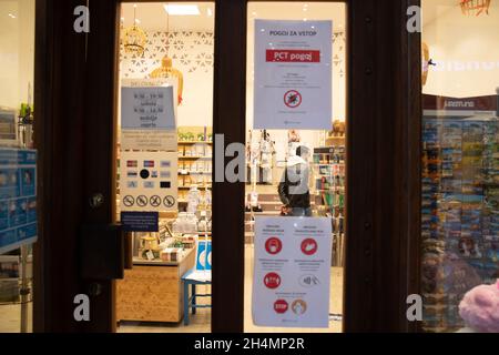 Ljubljana, Slovénie.3 novembre 2021.Des avis de prévention COVID-19 sont visibles à la porte d'un magasin à Ljubljana, en Slovénie, le 3 novembre 2021.La Slovénie a enregistré mardi 3,456 nouveaux cas de COVID-19, contre 1,136 infections la veille, a déclaré l'Institut national de santé publique mercredi.Crédit: Peng Lijun/Xinhua/Alay Live News Banque D'Images