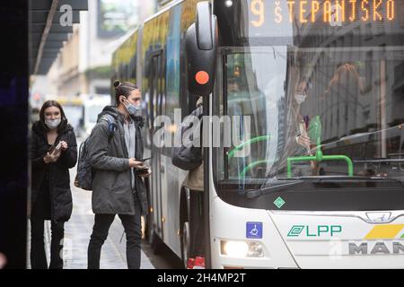 Ljubljana, Slovénie.3 novembre 2021.Les personnes portant un masque facial se trouvent dans un bus à Ljubljana, en Slovénie, le 3 novembre 2021.La Slovénie a enregistré mardi 3,456 nouveaux cas de COVID-19, contre 1,136 infections la veille, a déclaré l'Institut national de santé publique mercredi.Crédit: Peng Lijun/Xinhua/Alay Live News Banque D'Images