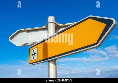 Panneau de route d'aéroport blanc jaune contre le ciel bleu près de l'aéroport Palma Mallorca Banque D'Images