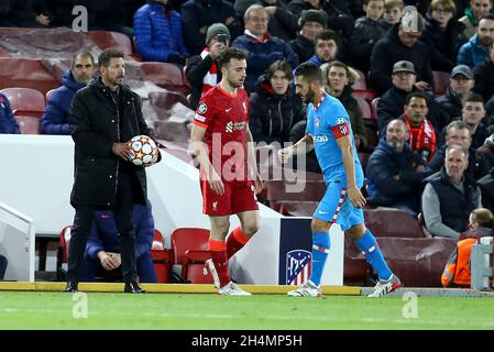 Liverpool, Royaume-Uni.03ème novembre 2021.Diego Simeone (l), directeur de l'Atletico Madrid, tient sur le ballon.UEFA Champions League, groupe B match, Liverpool v Atletico Madrid au stade Anfield de Liverpool le mercredi 3 novembre 2021. Cette image ne peut être utilisée qu'à des fins éditoriales.Utilisation éditoriale uniquement, licence requise pour une utilisation commerciale.Aucune utilisation dans les Paris, les jeux ou les publications d'un seul club/ligue/joueur. photo par Chris Stading/Andrew Orchard sports Photography/Alamy Live News crédit: Andrew Orchard sports Photography/Alamy Live News Banque D'Images