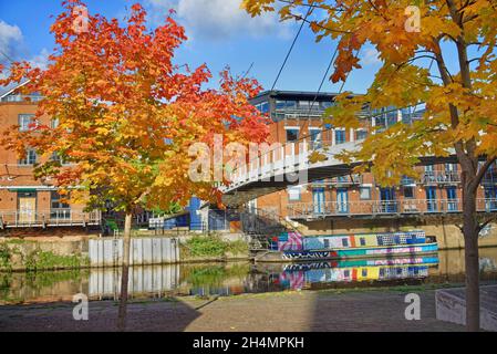 Royaume-Uni, West Yorkshire, Leeds, Centenary Bridge avec Riverside Apartments sur les appels Banque D'Images